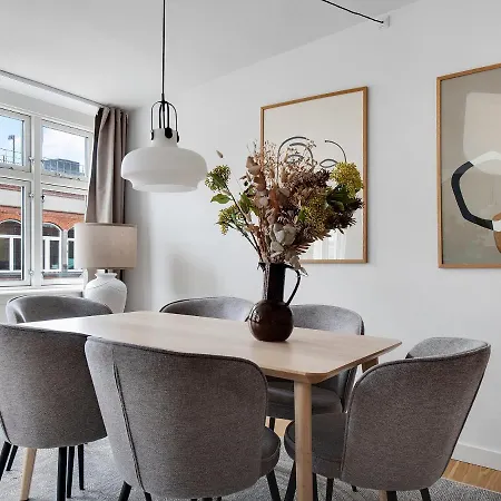 Sanders Leaves - Precious Two-bedroom Penthouse In Downtown Apartment