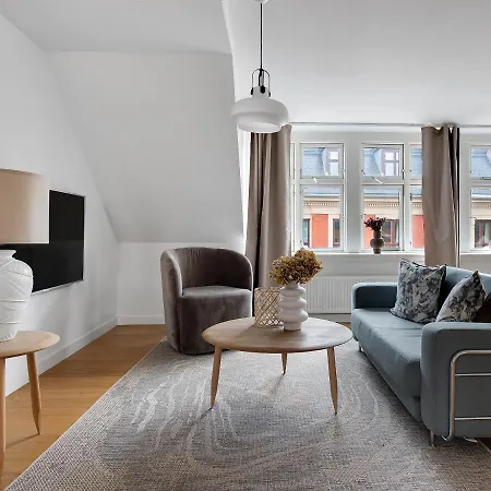 Sanders Leaves - Precious Two-bedroom Penthouse In Downtown Apartment