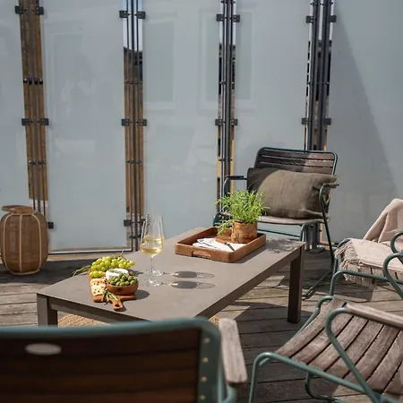 Sanders Leaves - Precious Two-bedroom Penthouse In Downtown *