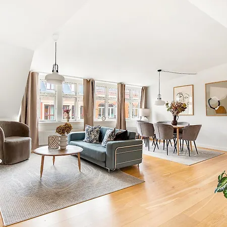 Sanders Leaves - Precious Two-bedroom Penthouse In Downtown Appartamento *