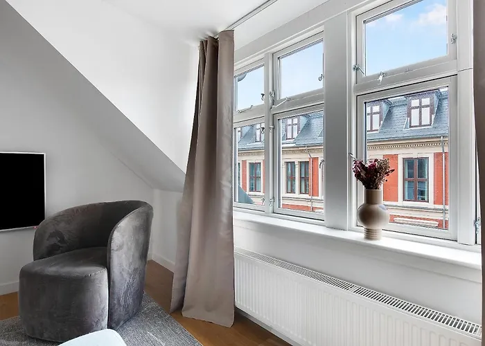 Leaves 4 - Precious 2-bdr In 아파트