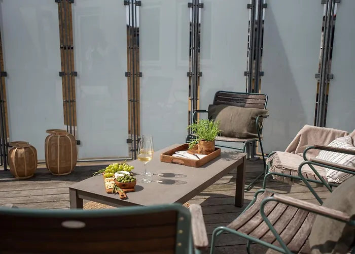 Leaves 4 - Precious 2-bdr In *