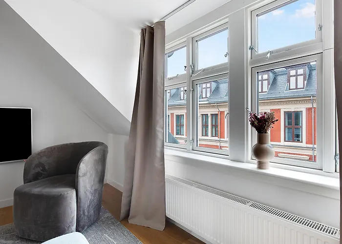 Leaves 4 - Precious 2-bdr In *